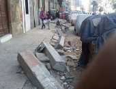 صور..تكسير رصيف منذ 3 أشهر فى شارع الجلاء بطنطا "دون إصلاحه" 