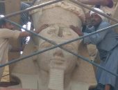 عمال معبد الأقصر يبدؤون تركيب رؤوس وتاج تماثيل الملك رمسيس الثانى.. صور