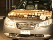 شاهد لحظة القبض على 4 تجار مخدرات بحوزتهم 240 طربة حشيش