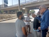 محافظ الجيزة لعمال النظافة: "مش عايز أشوف ورقة بطريق الإسكندرية الصحراوى"