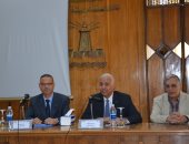 رئيس جامعة الإسكندرية يدعو لزيادة التدريب الميدانى للطلاب