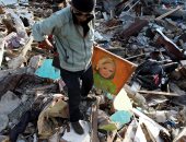 صور.. الإندونيسيون يبحثون عن ذكرياتهم وسط المنازل المنهارة من الزلزال وتسونامى