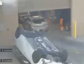 فيديو.. سقوط سيارة من موقف سيا وتهبط أمام محل غسيل للسيارات