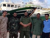 فيديو وصور.. البحرية الليبية تحتجز مركب صيد مصرية تمارس الصيد الجائر