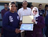  وكيل تعليم كفر الشيخ تكرم طالب لإقامته مشروعاً للإنفاق على أسرته