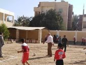 فيديو وصور.. محافظ الوادى الجديد يشارك تلاميذ مدرسة الراشدة مباراة كرة قدم