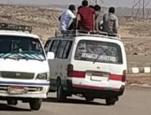 صور.. طلاب جامعة أسوان يستقلون سيارات نصف نقل وأسطح "الميكروباص"