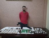 سقوط عاطل بحوزته 750 جرام هيروين وأسلحة نارية وذخيرة بالطالبية