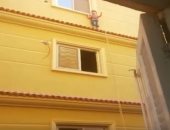 فيديو.. لحظة إنقاذ طفل قبل سقوطة من الطابق الثالث بمعرفة الحماية المدنية