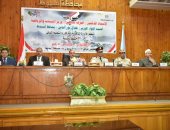 صور.. محافظ أسيوط يشهد احتفالية نصر أكتوبر ويكرم بعض أسر الشهداء