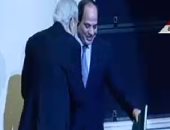 قائد الفرقة 19 مشاة فى حرب أكتوبر يقدم هدية تذكارية للرئيس السيسى