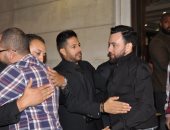 صور .. خالد سليم وأكرم حسنى ونجوم الغناء يواسون حماقي فى وفاة عمته