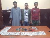 القبض على 3 متهمين بحياز أسلحة نارية بالسلام