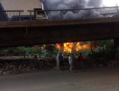 الدفع بـ10 سيارات إطفاء لمحاولة السيطرة على حريق مخزن حى الهرم