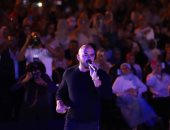 صور.. محمود العسيلى يحيى حفل تخرج طلاب جامعة الاسكندرية تحت الأمطار