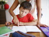 دليل الأمهات للامتحانات.. حيل وكلمات نفسية لتحفيز ابنك وتنظيم يومه
