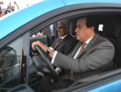 وزير التعليم العالى يقود إحدى السيارات الكهربائية محلية الصنع