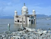 فيديو وصور.. "مسجد عائم" فى إندونيسيا يتحدى موجات "تسونامى"