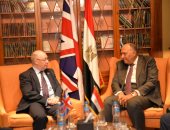 سامح شكرى يبحث مع وزير الدولة البريطانى تطورات الأوضاع فى المنطقة