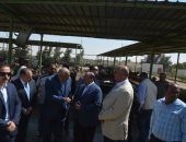 وزير التنمية المحلية يتفقد مصنع مخلفات النخيل بمدينة الخارجة
