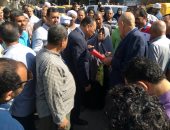 محافظ الشرقية يتجول فى شوارع كفر صقر ويستمع لشكاوى المواطنين 