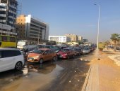 صور.. كثافات مرورية بسبب كسر ماسورة مياه بشارع التسعين الشمالى