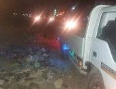 صور.. الجيزة تضبط 10 سيارات تلقى مخلفات هدم بالطرق ليلاً