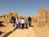  صور..رئيس قطاع الآثار الإسلامية يتفقد عددا من المناطق الأثرية بالوادى الجديد