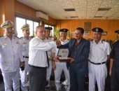 صور .. مدير أمن الإسماعيلية ومساعديه يقدمون التهنئة للمحافظ بالعيد القومى 