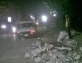 قارئ يرسل صورا لسيارة ربع نقل تلقى مخلفات البناء بالطريق فى مدينة نصر