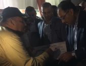 فيديو.. مواطن يستوقف رئيس الوزراء لمطالبته بنقل ابنه لمستشفى المنصورة