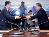 صور.. الكوريتان يواصلان التقدم فى علاقتهما باتفاق لإعادة ربط الطرق