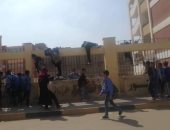 اضبط مخالفة.. هروب طلاب من أعلى أسوار مدرسة إعدادية بشبرا الخيمة.. صور