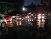 صور.. كثافات مرورية بسبب كسر ماسورة مياه بشارع الحبلاية للقادم من كوبرى 15 مايو