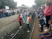 تكدس طلاب جامعة الزقازيق على قضبان السكة الحديد بسبب تغيير مواعيد القطارات 
