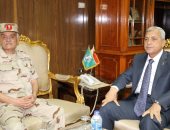 صور .. محافظ المنوفية يستقبل مدير جمعية المحاربين القدماء بمكتبه
