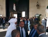 نواب جزائريون يغلقون مقر البرلمان بالأغلال ويطالبون باستقالة رئيسه