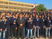 رئيس  السكة الحديد يفاجئ طلبه معهد وردان فى طابور الصباح لمتابعة انتظام الدراسة