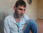 ومن الطب ما قتل.. تشخيص خاطئ حول "عماد" لـ"معاق".. طبيب وصف المرض بـ"أملاح زائدة" فحوله لضمور بالعضلات.. لا يستطيع الوقوف على قدميه والأطباء طالبوه بالسفر للخارج.. ووالده: "مقدرش أسفره بره وما باليد حيلة".. صور