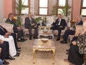 محافظ بني سويف يبحث مع وفد من المجلس العربي الأفريقى الفرص الاستثمارية 