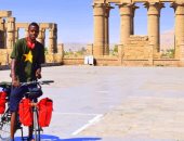 صور.. "سيسيه النوبى" شاب يروج للسياحة من القاهرة لأسوان بدراجته