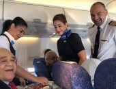 طاقم رحلة مصر للطيران يحتفل بعيد ميلاد راكب على الطائرة