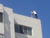 مستخلص جمركى يهدد بالانتحار من أعلى مبنى الإدارة المركزية ببورسعيد (فيديو)