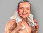 صورة ..محمد هنيدى يستعرض عضلاته أمام جمهوره