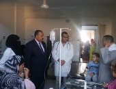 سكرتير عام مساعد أسيوط يزور أسرة مكونة من 8 أشخاص أصيبوا بحالة تسمم غذائى