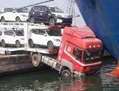 شاحنة محملة بالسيارات تسقط فى البحر وتصطدم بسفينة بميناء الإسكندرية