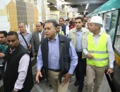 صور.. وزير النقل يشهد بدء التشغيل التجريبى لمترو مصر الجديدة ويستقل أول قطار