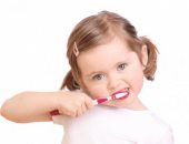 لو بيضايق أو بيخاف.. إزاى تدربى طفلك على غسل الأسنان