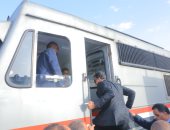 صور.. وزير النقل يستقل قطار "915" من بنها للإسكندرية ويطمئن على مستوى الخدمة
