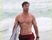 صور.. كريس هيمسوورث يمارس رياضة ركوب الأمواج فى أستراليا